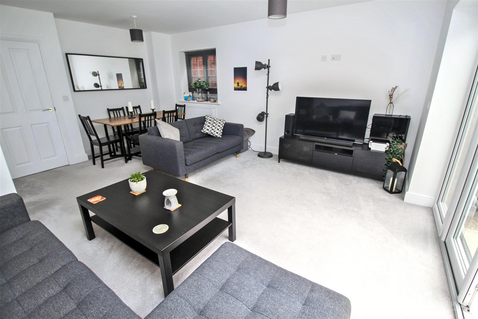 2 bed property in Sheffield Close, Reading